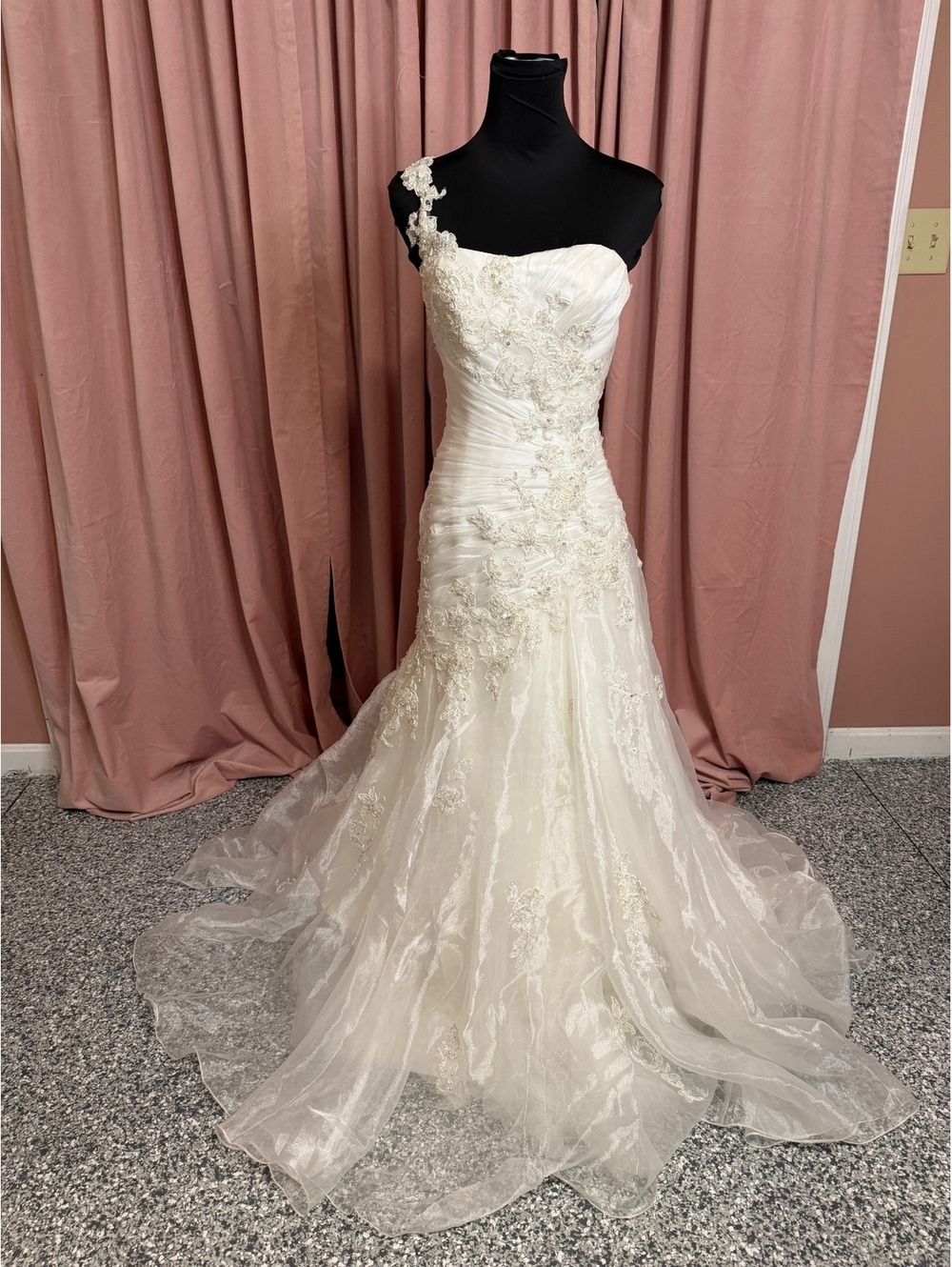 Maggie Sottero Ivory One-Shoulder Lace-Up Wedding Dress Size 4